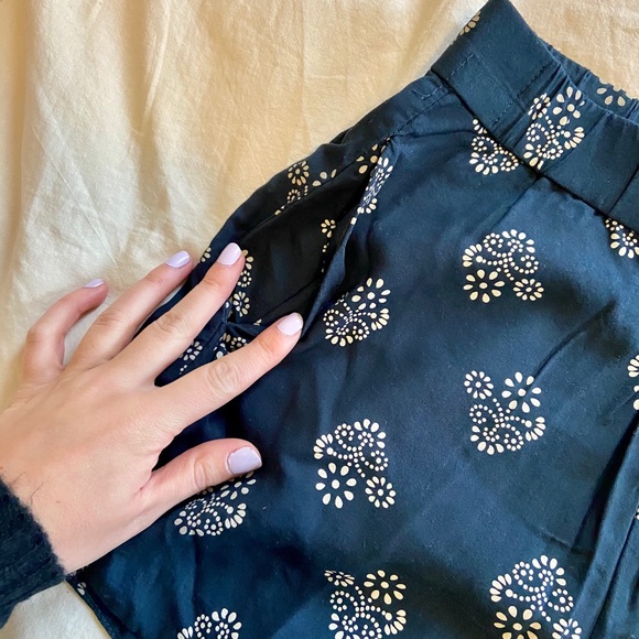 Madewell. Blue shorts with floral design pattern. - Picture 2 of 6